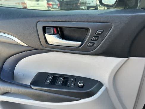 Used 2017 Toyota Highlander Limited Platinum image 15