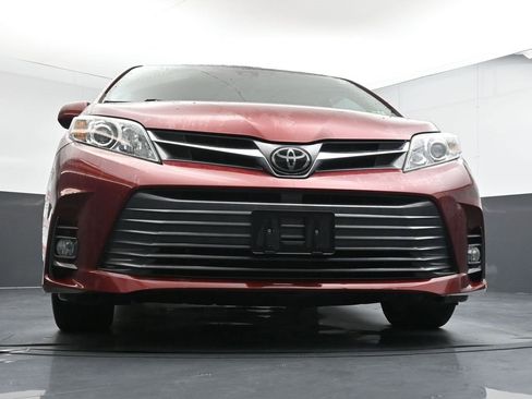 Used 2018 Toyota Sienna XLE image 19
