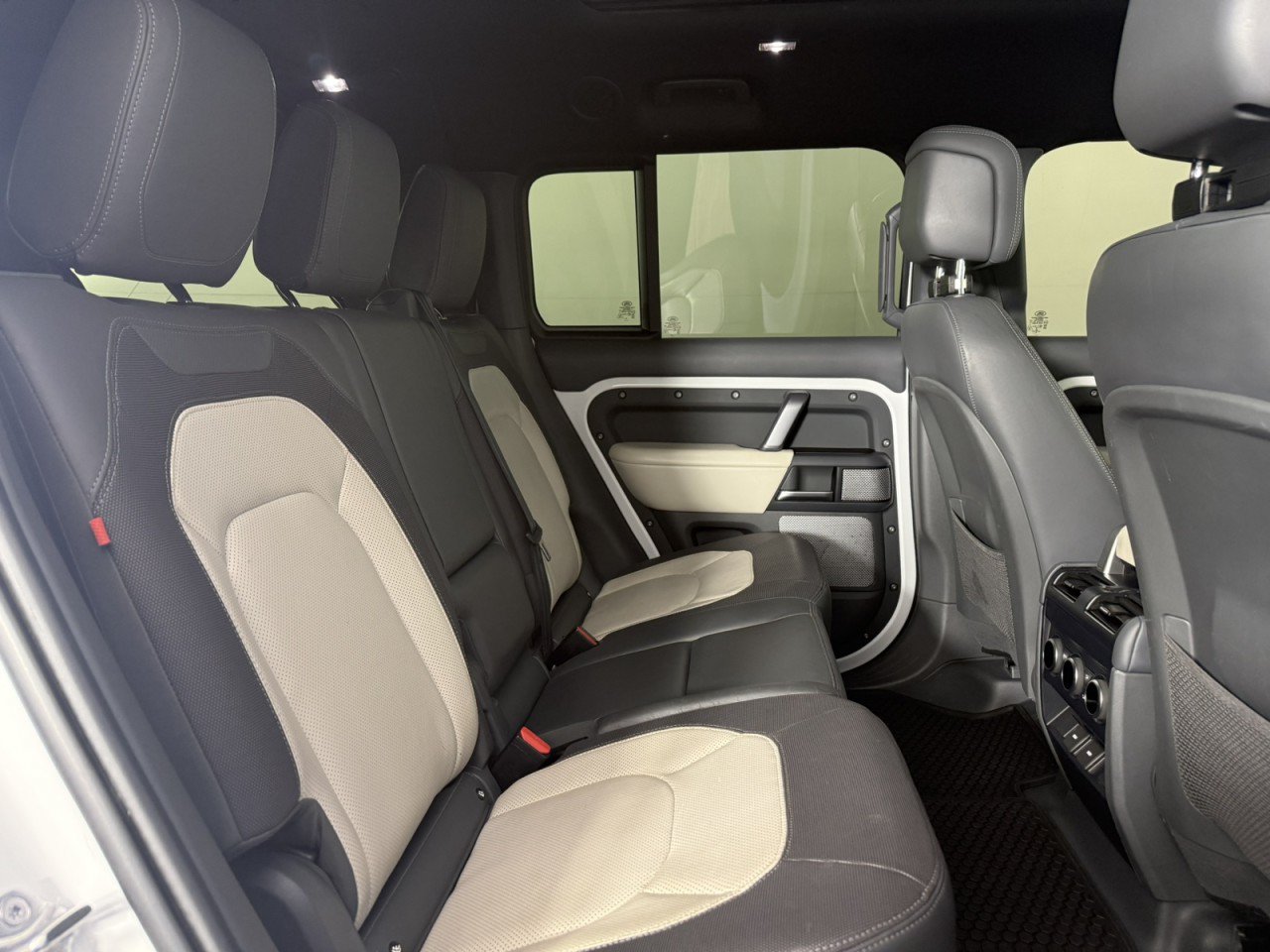 Used 2023 Land Rover Defender 130 X-Dynamic SE AWD/4WD image 14
