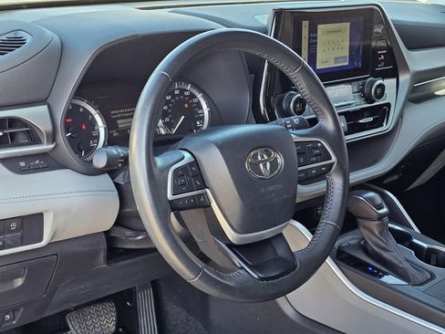 Used 2024 Toyota Highlander LE image 24