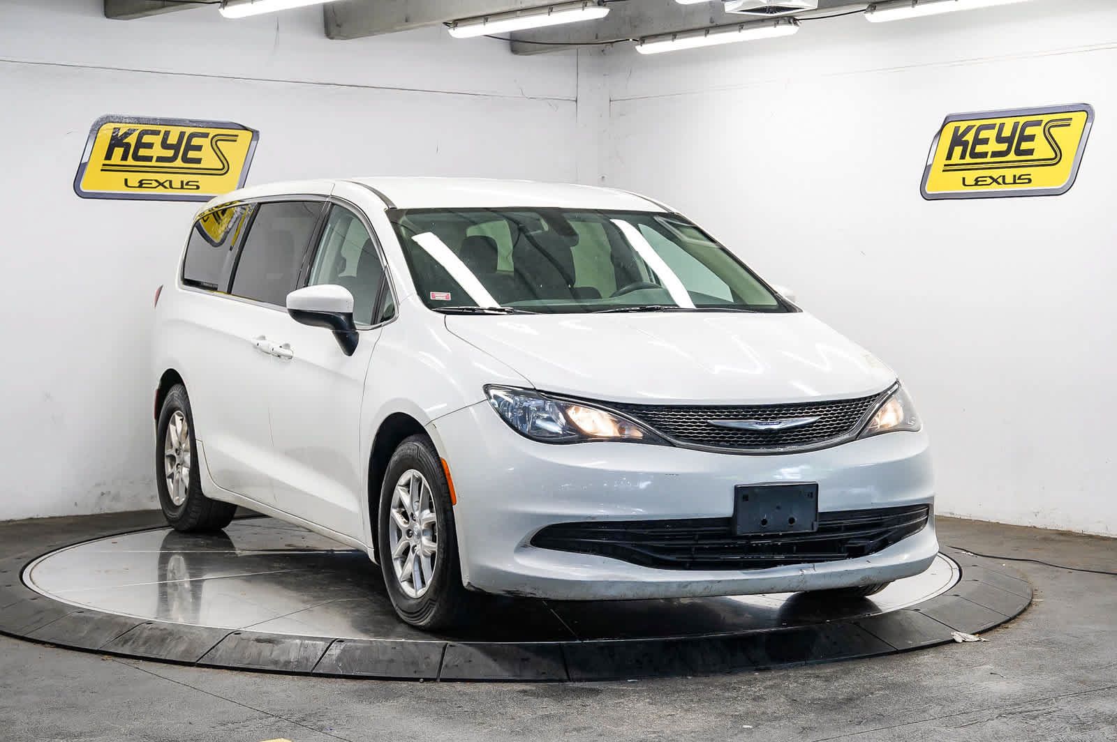 Used 2017 Chrysler Pacifica Touring FWD image 5