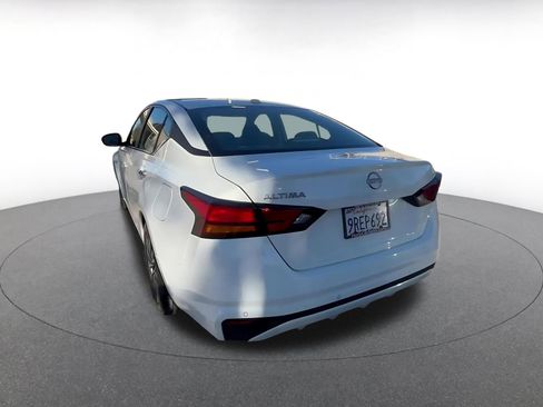 Used 2025 Nissan Altima 2.5 SV image 11
