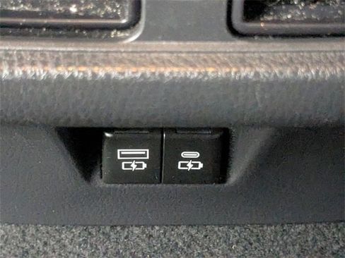 Used 2025 Toyota Camry SE image 13