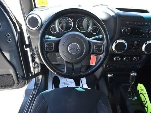 Used 2018 Jeep Wrangler Unlimited Sahara w/ Connectivity Group AWD/4WD image 17