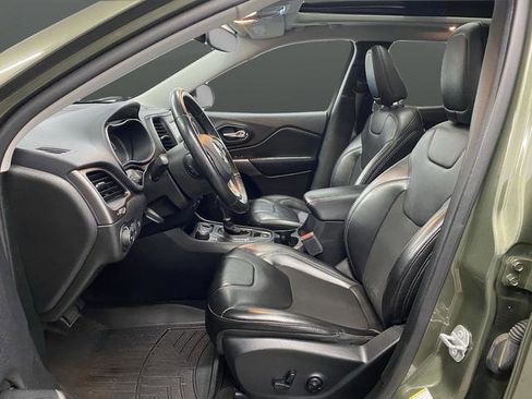 Used 2019 Jeep Cherokee Latitude Plus w/ Comfort/Convenience Group image 4