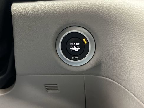 Used 2024 Chrysler Pacifica Touring-L image 20