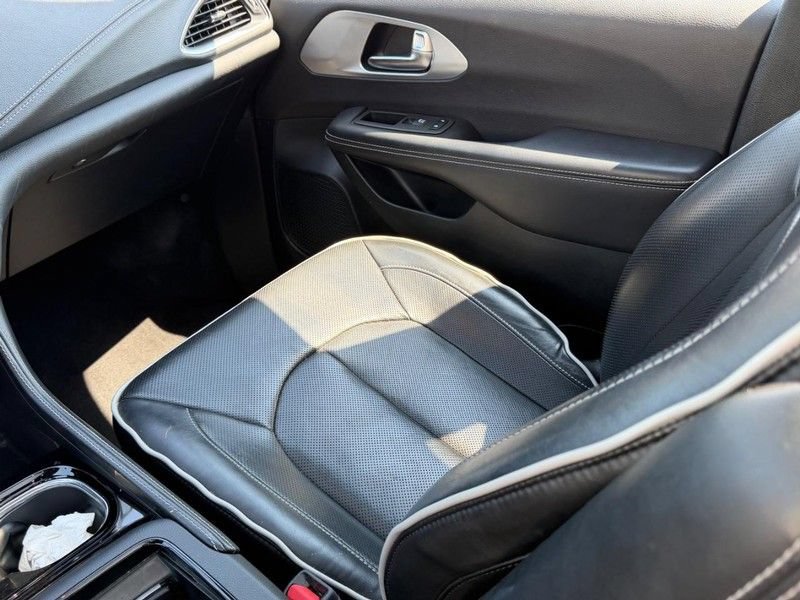 Used 2025 Chrysler Pacifica Limited FWD image 19