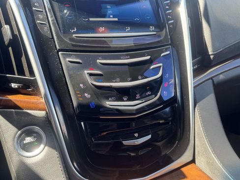 Used 2020 Cadillac Escalade ESV Luxury AWD/4WD image 27