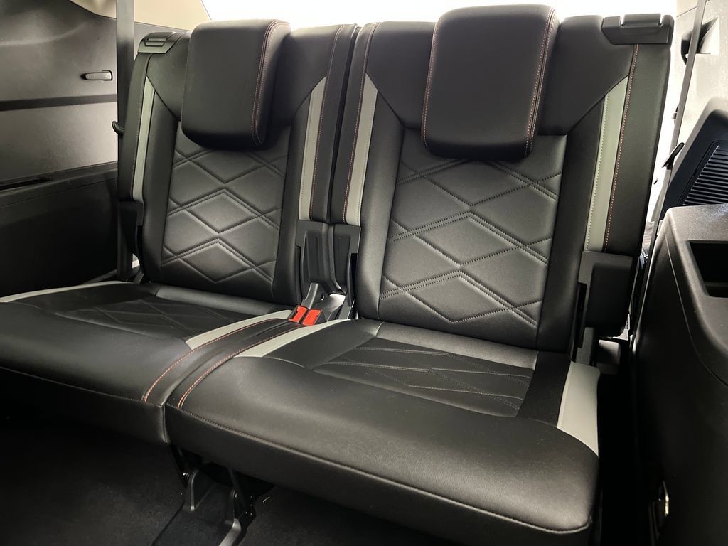 Used 2025 Volkswagen Atlas Peak Edition SE AWD/4WD image 24