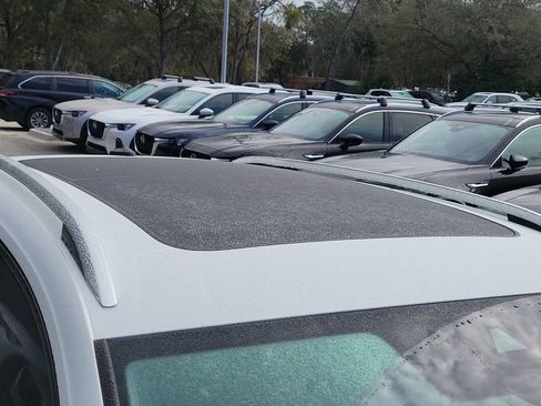 Used 2023 Volkswagen Taos SE w/ Panoramic Sunroof Package image 9