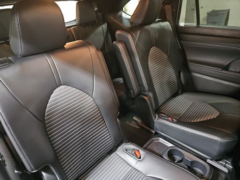 Used 2023 Toyota Highlander XSE FWD image 12