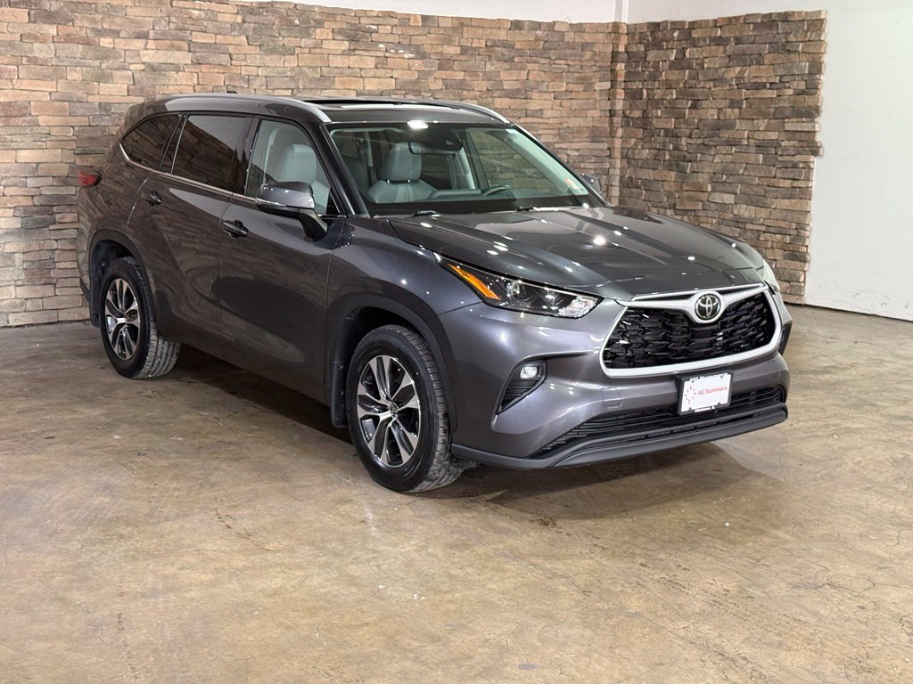 Used 2022 Toyota Highlander XLE AWD/4WD image 3