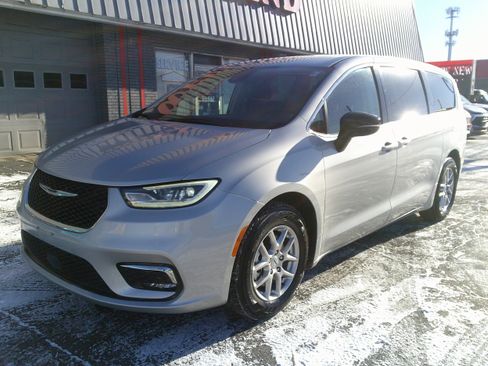 Used 2024 Chrysler Pacifica Touring-L image 11