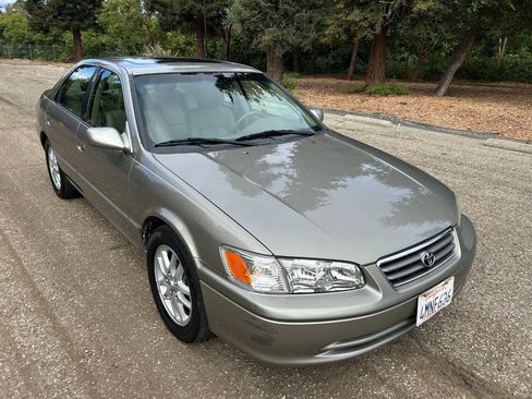 Used 2000 Toyota Camry XLE FWD image 10