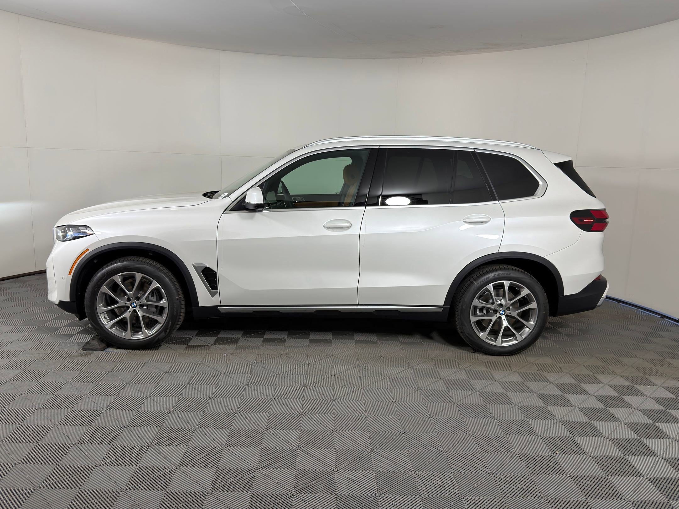 Used 2026 BMW X5 sDrive40i w/ Premium Package RWD image 2