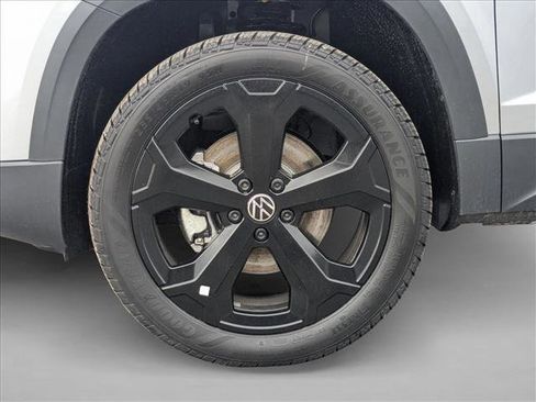 New 2026 Volkswagen Taos SEL image 11