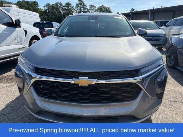 Used 2024 Chevrolet Trax LT w/ Sunroof Package FWD image 2