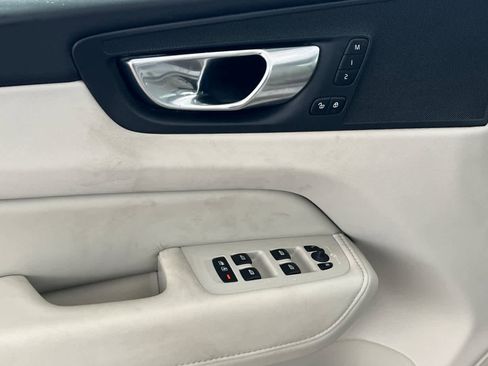 Used 2023 Volvo XC60 B5 Plus image 13