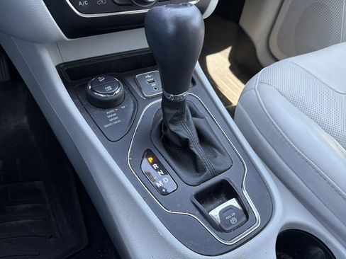 Used 2021 Jeep Cherokee Latitude Lux w/ Sun & Sound Group image 16