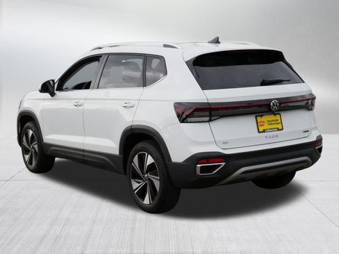 Used 2025 Volkswagen Taos SE w/ Panoramic Sunroof Package AWD/4WD image 5