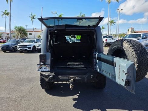 Used 2015 Jeep Wrangler Unlimited Rubicon w/ Connectivity Group AWD/4WD image 11