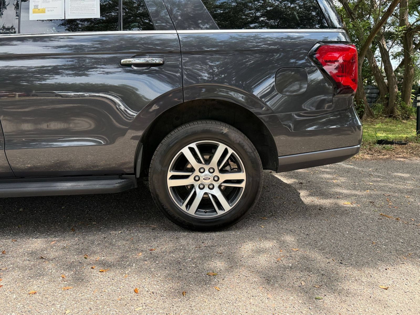 Used 2024 Ford Expedition Limited RWD image 9