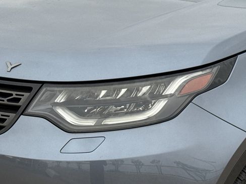 Used 2019 Land Rover Discovery SE image 4