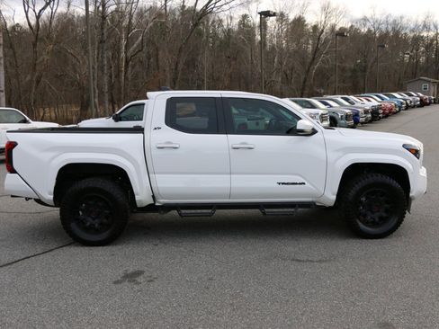 Used 2024 Toyota Tacoma SR5 image 9