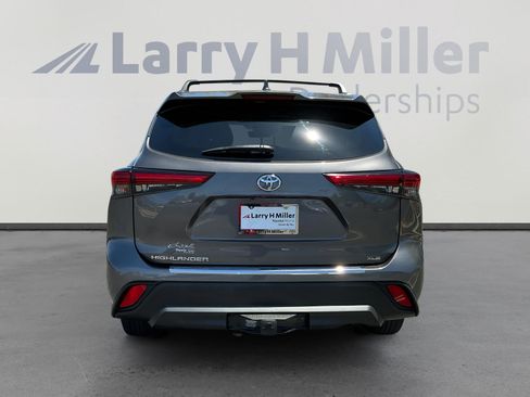 Used 2021 Toyota Highlander XLE FWD image 4