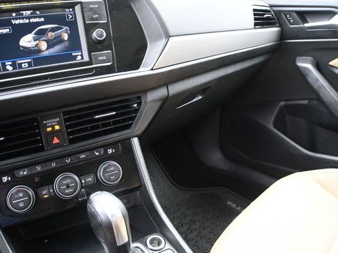 Used 2021 Volkswagen Jetta SE w/ SE Cold Weather Package FWD image 4