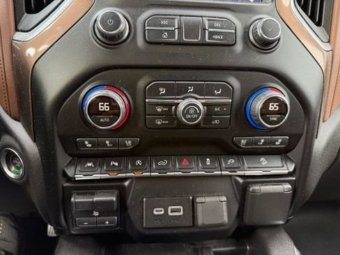Used 2019 Chevrolet Silverado 1500 High Country w/ Technology Package AWD/4WD image 15