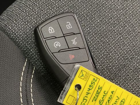 Used 2025 GMC Acadia Elevation image 27