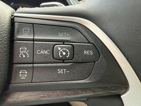 Used 2023 Jeep Grand Cherokee Limited w/ Black Appearance Package RWD image 17