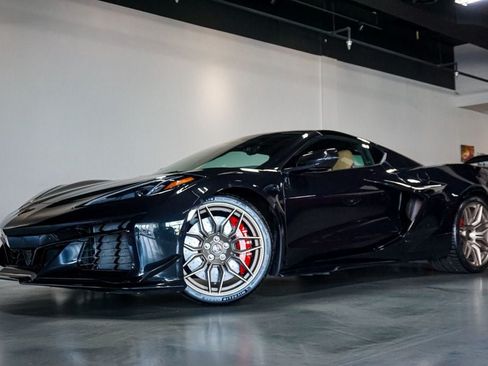 Used 2024 Chevrolet Corvette Z06 w/ Z07 Performance Package RWD image 1