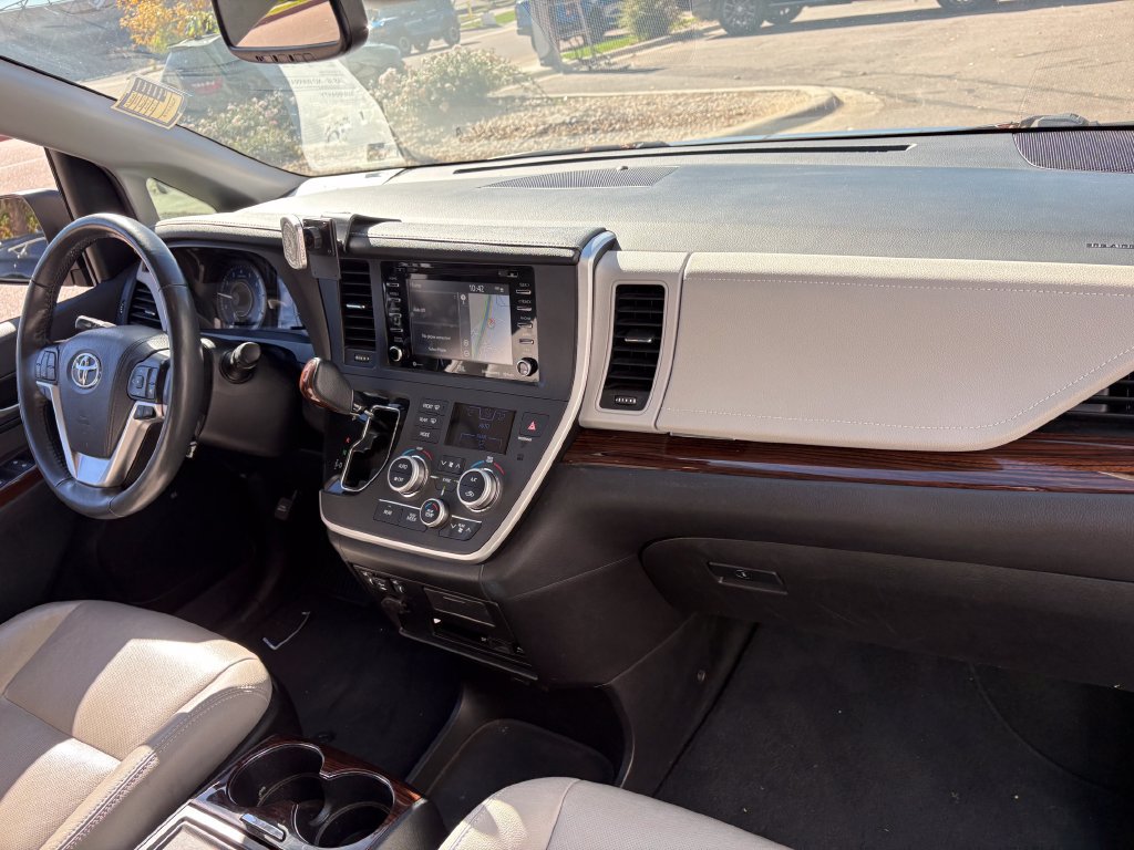 Used 2020 Toyota Sienna Limited Premium w/ Carpet Mat Package FWD image 31