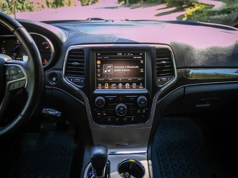 Used 2017 Jeep Grand Cherokee Overland image 23