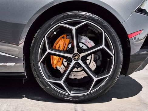 Used 2021 Lamborghini Huracan EVO RWD image 28