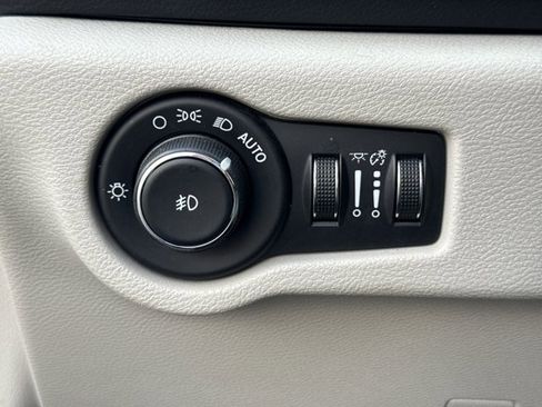 Used 2017 Chrysler Pacifica Touring-L w/ Tire & Wheel Group image 20