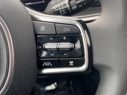 Certified 2025 Kia Sorento LX FWD image 33