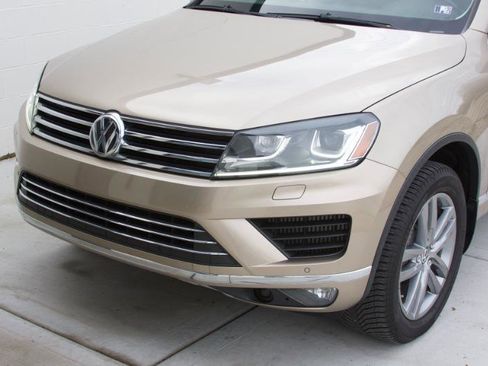Used 2016 Volkswagen Touareg TDI image 9