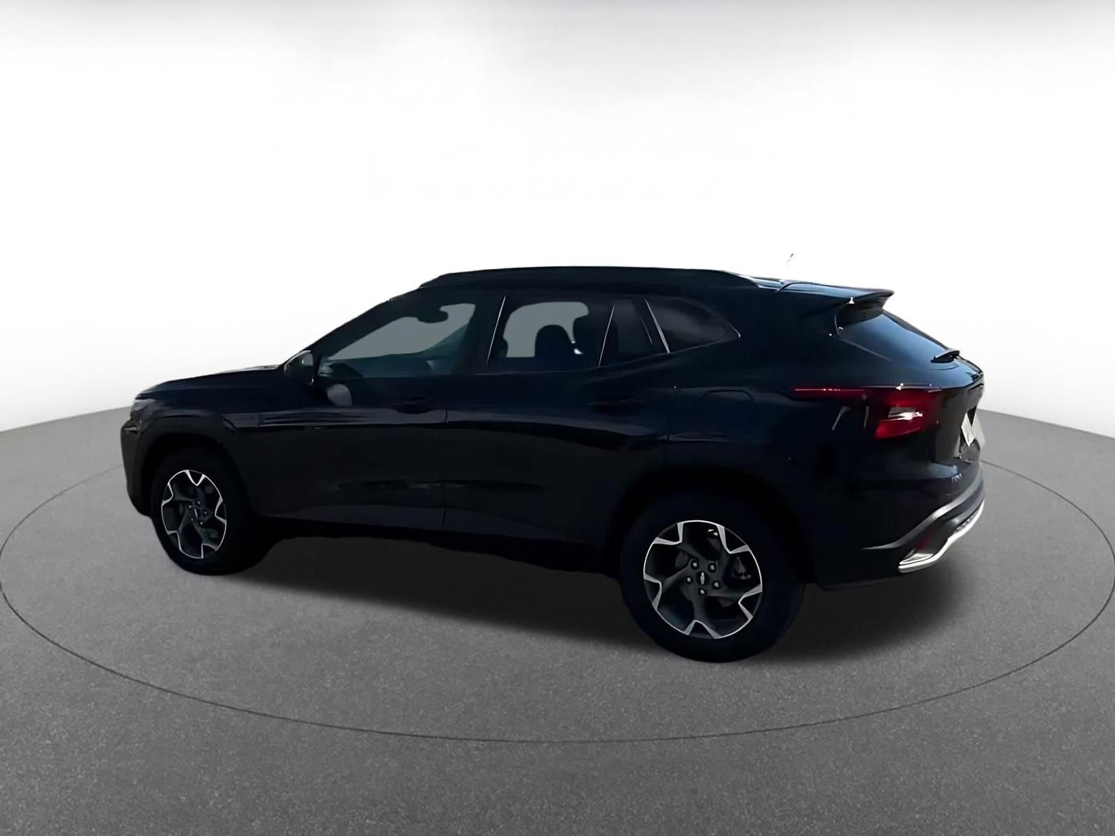 Used 2025 Chevrolet Trax LT FWD image 9