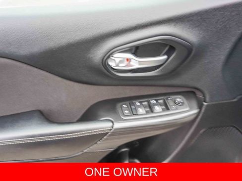 Used 2015 Jeep Cherokee Latitude w/ Comfort/Convenience Group FWD image 18