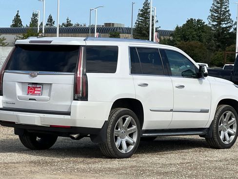Used 2017 Cadillac Escalade Premium Luxury AWD/4WD image 3