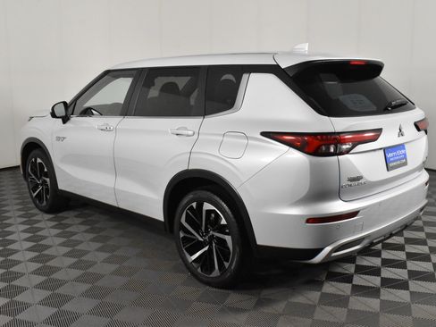 Used 2024 Mitsubishi Outlander SE image 8