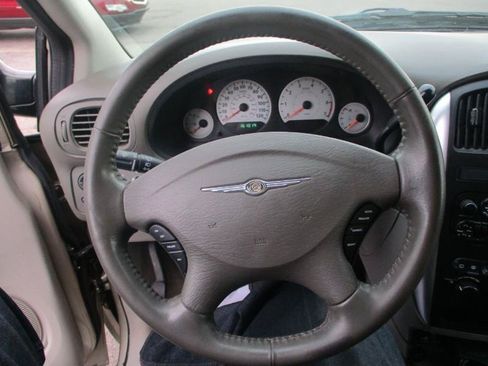 Used 2007 Chrysler Town & Country Touring FWD image 15