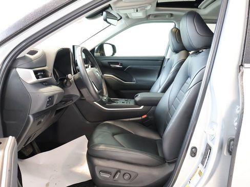 Used 2024 Toyota Highlander XLE AWD/4WD image 10