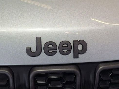Used 2025 Jeep Compass Trailhawk w/ Trailer Tow Group AWD/4WD image 9