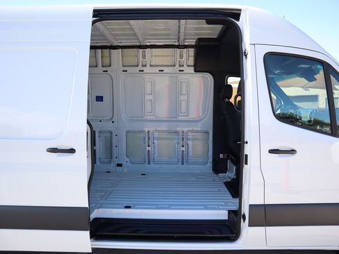 Used 2025 Mercedes-Benz Sprinter 2500 image 25