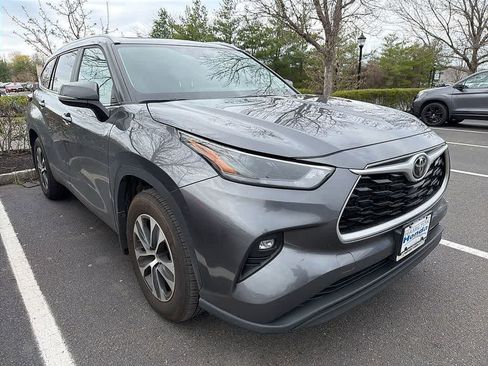 Used 2024 Toyota Highlander XLE image 3