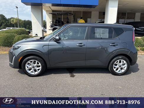 Used 2025 Kia Soul LX w/ LX Technology Package FWD image 2